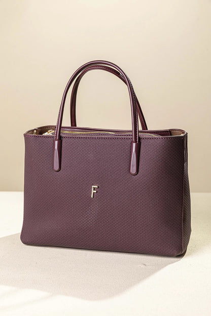 γυναικεία FRAGOLA BAGS τσάντα χειρός μπορντό ψαροκόκαλο ανάγλυφη υφή χρυσό μονόγραμμα F φερμουάρ — μπροστά
