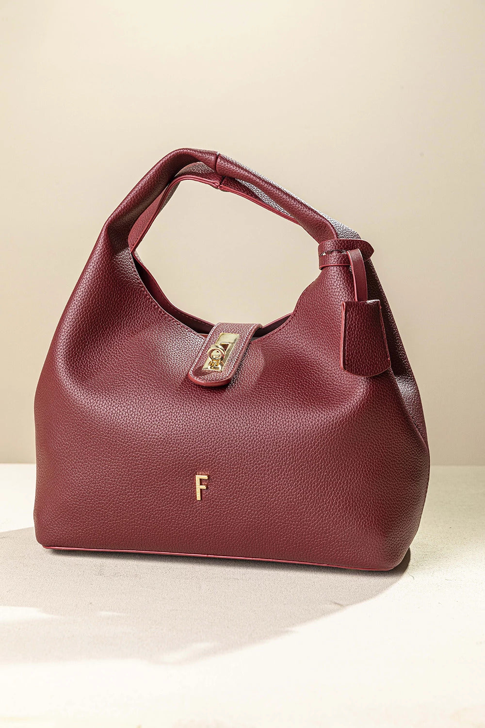 γυναικεία FRAGOLA BAGS τσάντα χειρός χιαστί μπορντό ανάγλυφη υφή χρυσό κούμπωμα μονόγραμμα F — μπροστά
