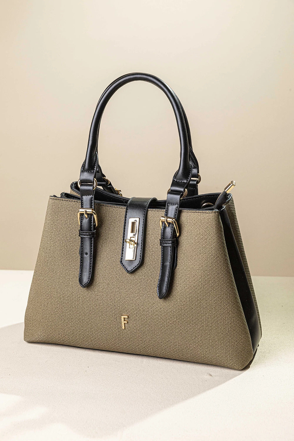 γυναικεία FRAGOLA BAGS τσάντα χειρός λαδί fishbone ψαροκόκαλο μαύρα χερούλια χρυσή κλειδαριά μονόγραμμα F — μπροστά
