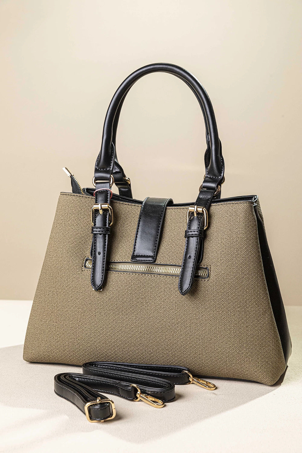 γυναικεία FRAGOLA BAGS τσάντα χειρός λαδί fishbone μαύρες λεπτομέρειες χρυσές αγκράφες εξωτερικό φερμουάρ ρυθμιζόμενο λουράκι
