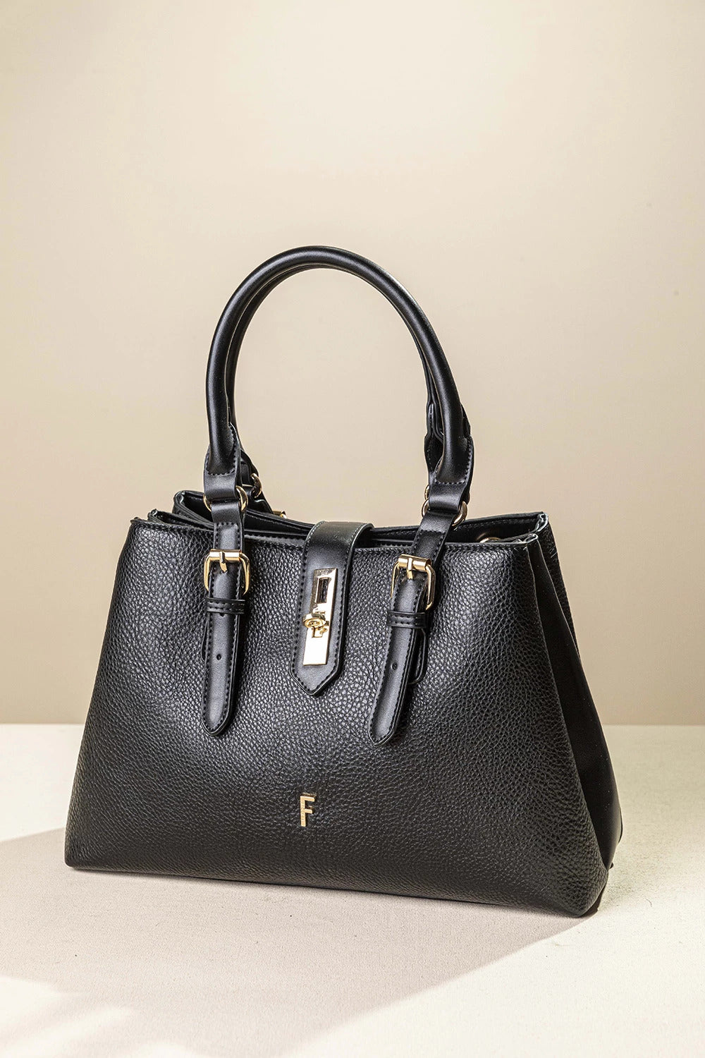 γυναικεία FRAGOLA BAGS τσάντα χειρός μαύρη 3 διαμερίσματα χρυσές αγκράφες φερμουάρ ρυθμιζόμενο λουράκι — μπροστά
