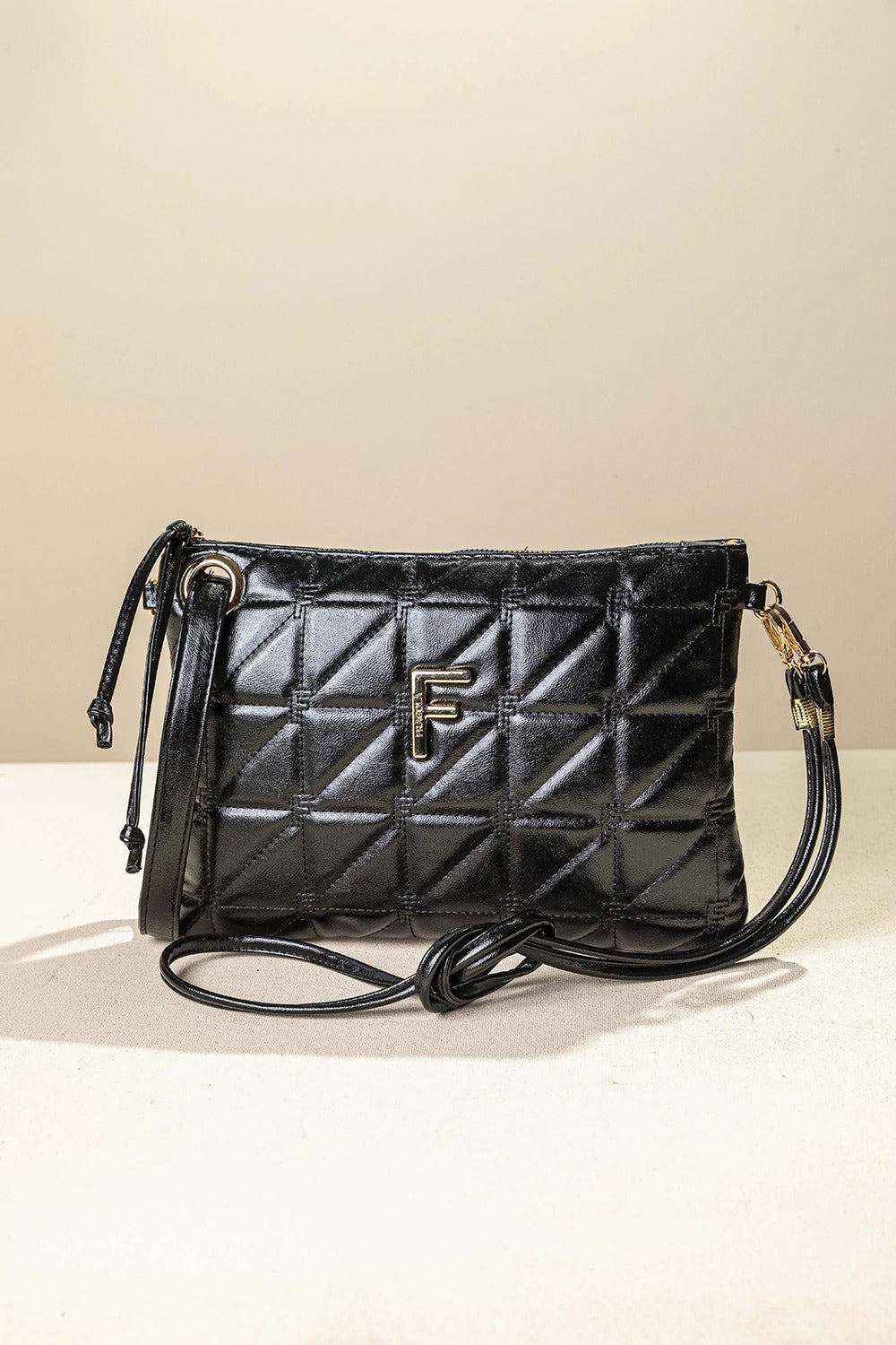 γυναικεία FRAGOLA BAGS τσάντα χιαστί μαύρη γυαλιστερή καπιτονέ υφή λουράκι καρπού μακρύ λουράκι χρυσό μονόγραμμα F — μπροστά
