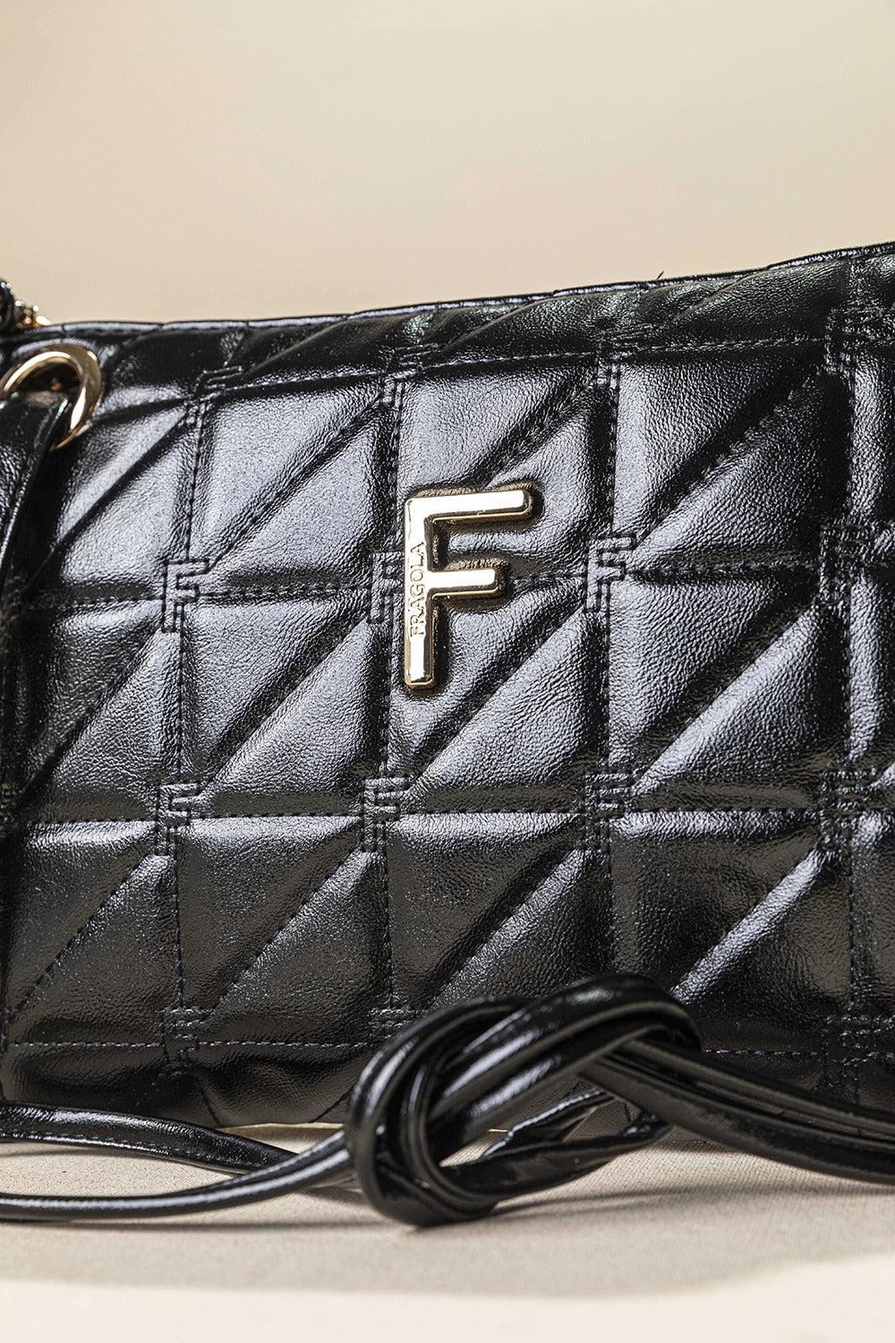 γυναικεία FRAGOLA BAGS τσάντα χιαστί μαύρη γυαλιστερή καπιτονέ υφή γεωμετρικό μοτίβο χρυσό μονόγραμμα F κοντινό
