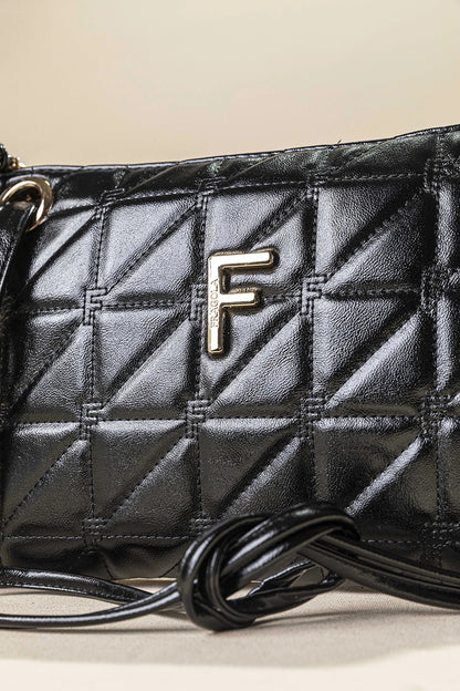 γυναικεία FRAGOLA BAGS τσάντα χιαστί μαύρη γυαλιστερή καπιτονέ υφή γεωμετρικό μοτίβο χρυσό μονόγραμμα F κοντινό

