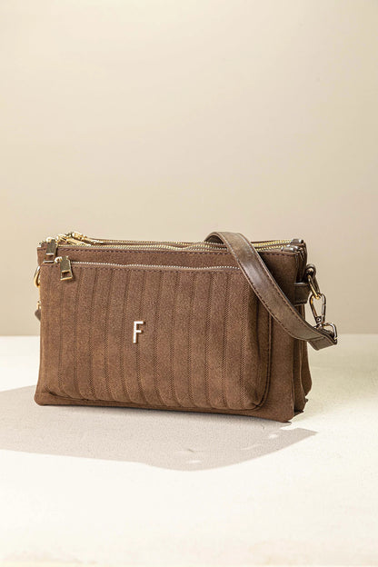 γυναικεία FRAGOLA BAGS τσάντα ώμου χιαστί καφέ σουέντ ψαροκόκαλο 4 θήκες χρυσό μονόγραμμα — μπροστά
