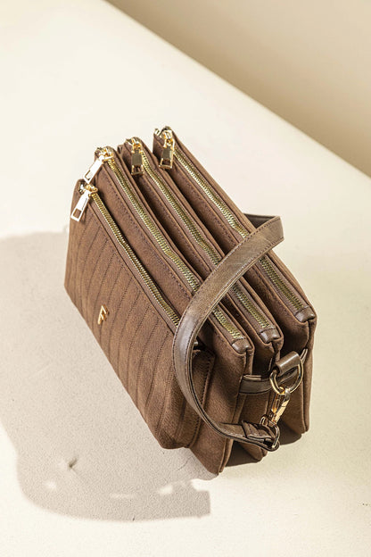 γυναικεία FRAGOLA BAGS τσάντα χιαστί καφέ σουέντ 4 ξεχωριστές θέσεις φερμουάρ πλαϊνή γωνία χρυσό μονόγραμμα

