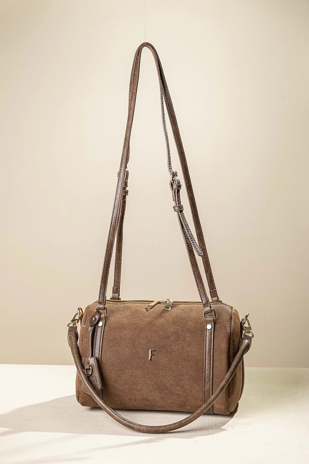 γυναικεία FRAGOLA BAGS τσάντα ώμου χιαστί καφέ σουέντ barrel shape χρυσές λεπτομέρειες μονόγραμμα — μπροστά
