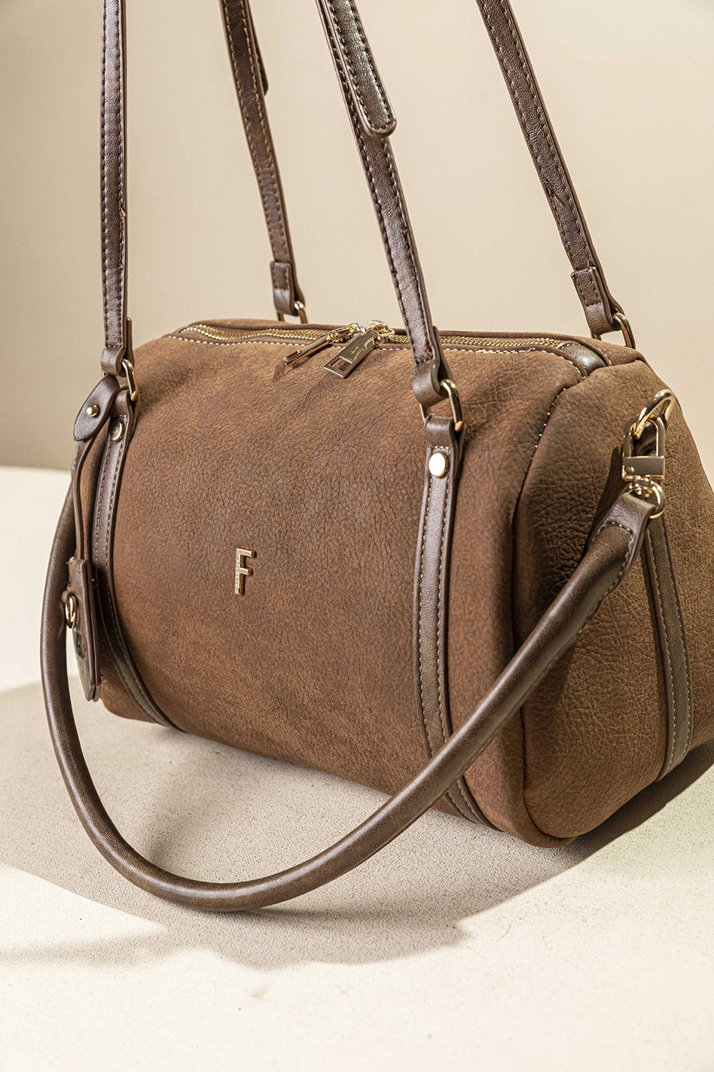 γυναικεία FRAGOLA BAGS τσάντα ώμου χιαστί καφέ σουέντ barrel shape χρυσές λεπτομέρειες μονόγραμμα — μπροστά
