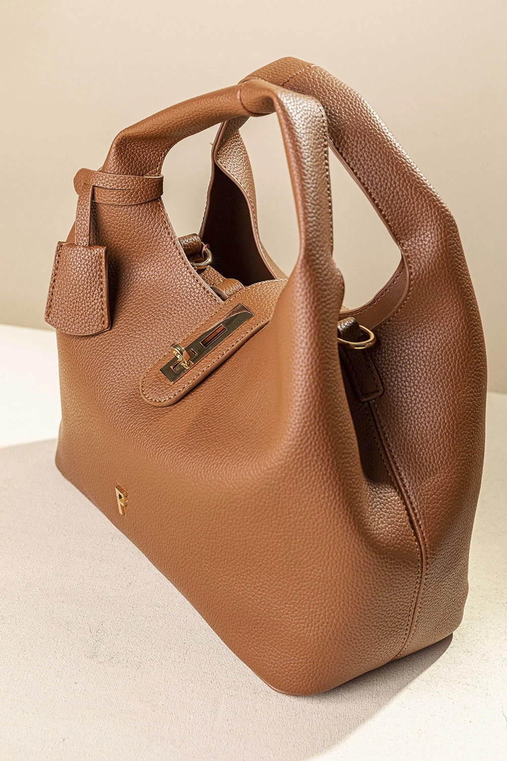 γυναικεία FRAGOLA BAGS τσάντα χειρός χιαστί κάμελ ανάγλυφη υφή χρυσό μεταλλικό κούμπωμα μονόγραμμα F πλαϊνή

