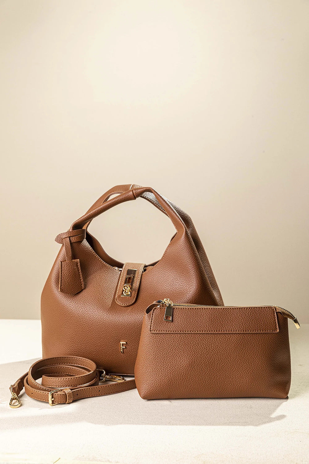 γυναικεία FRAGOLA BAGS τσάντα χειρός κάμελ σετ με baby bag χιαστί τσαντάκι χρυσές λεπτομέρειες αποσπώμενο λουράκι
