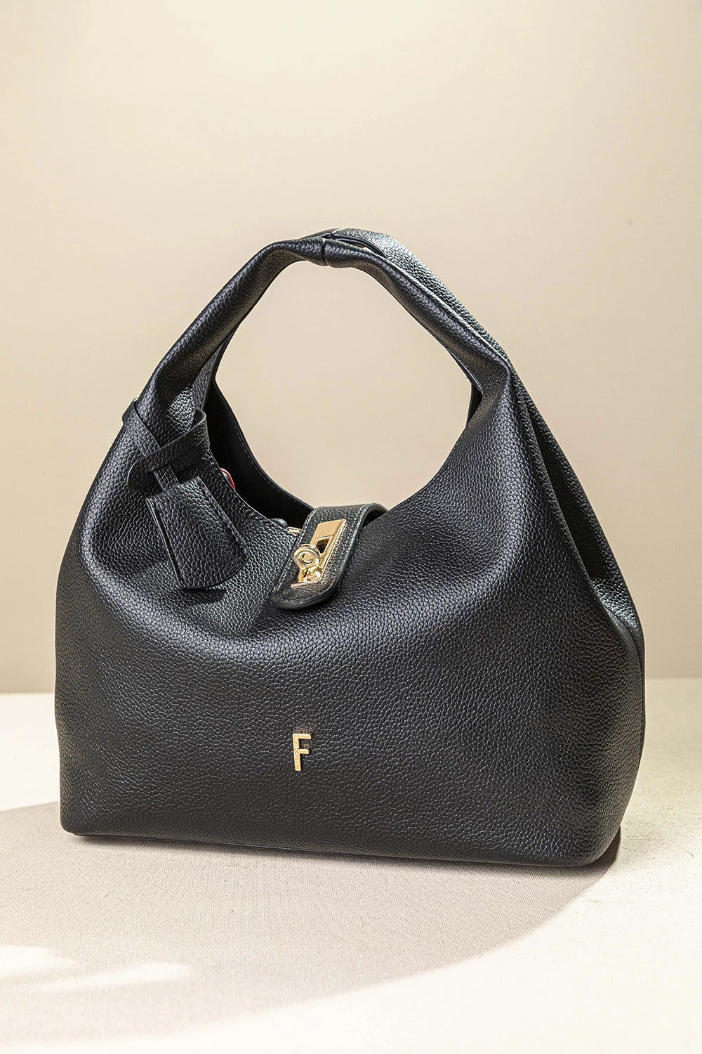 γυναικεία FRAGOLA BAGS τσάντα χειρός χιαστί μαύρη ανάγλυφη υφή χρυσό κούμπωμα μονόγραμμα F — μπροστά
