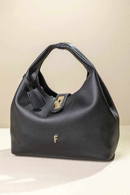 γυναικεία FRAGOLA BAGS τσάντα χειρός χιαστί μαύρη ανάγλυφη υφή χρυσό κούμπωμα μονόγραμμα F — μπροστά
