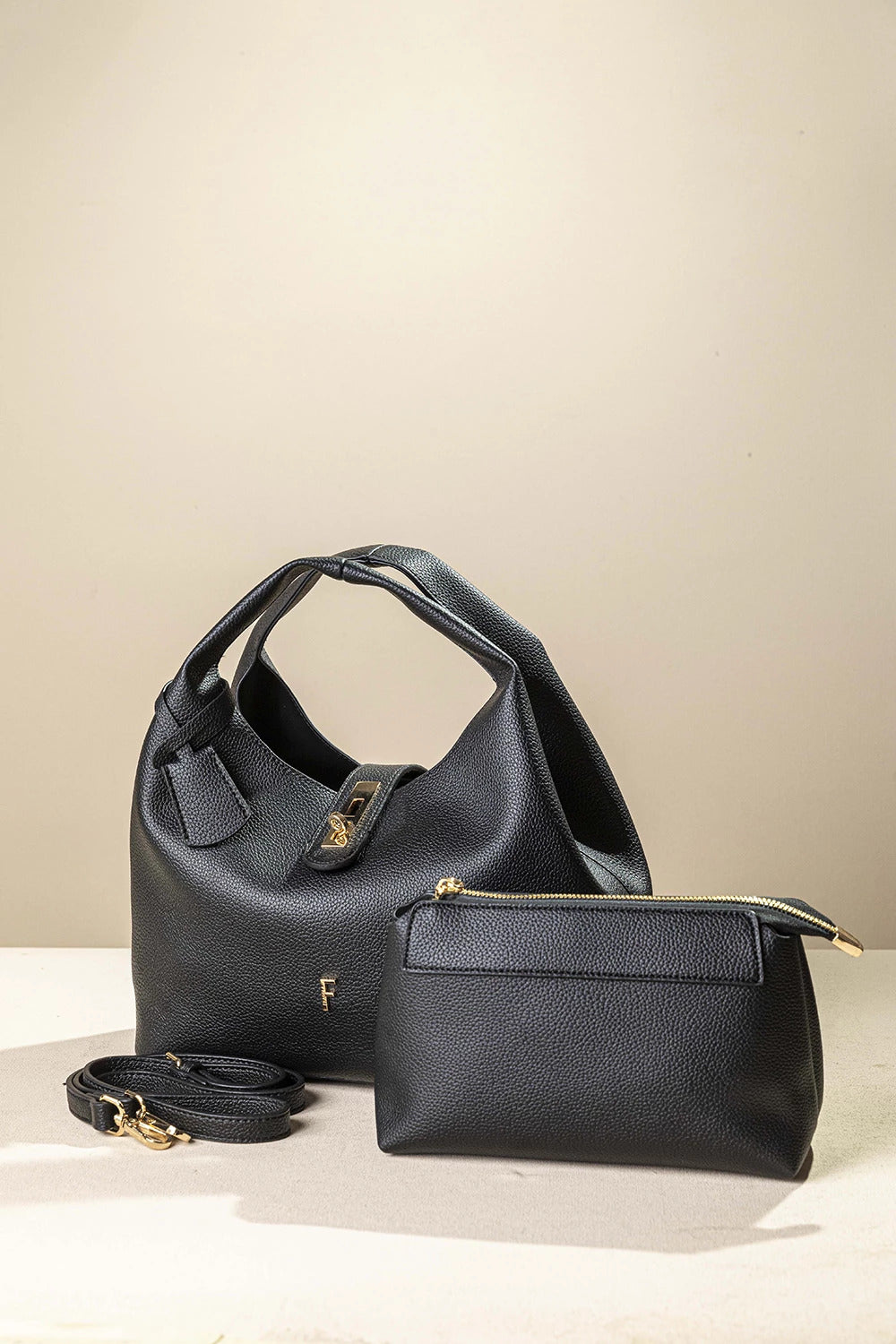 γυναικεία FRAGOLA BAGS τσάντα χειρός μαύρη σετ με baby bag χιαστί τσαντάκι χρυσές λεπτομέρειες αποσπώμενο λουράκι
