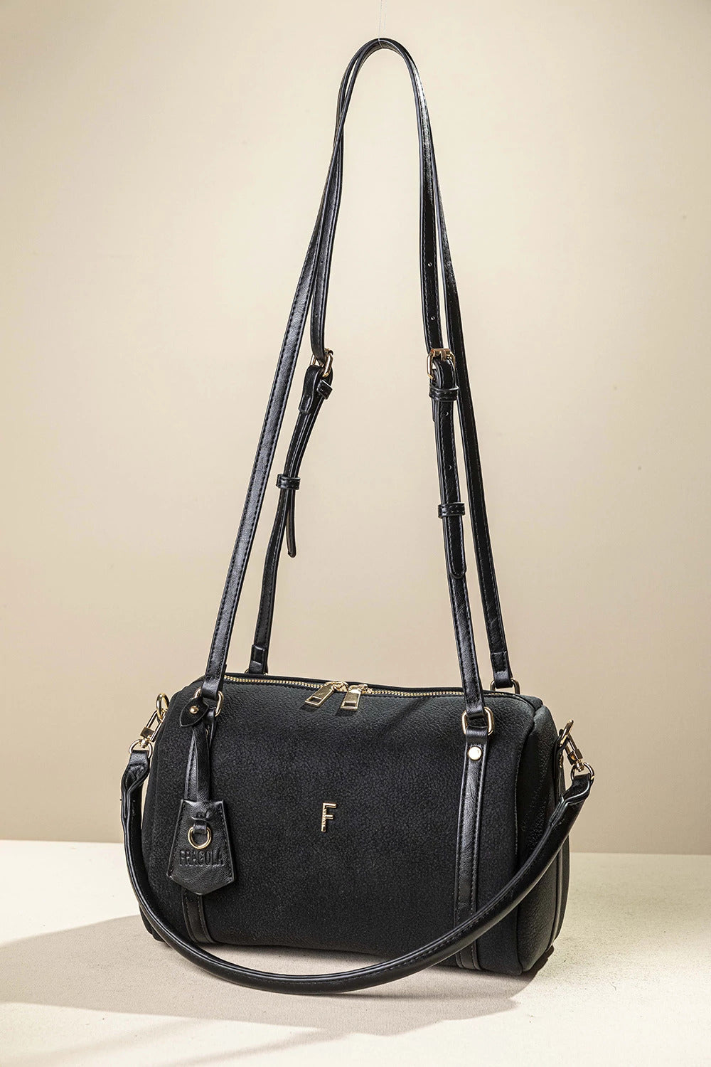 γυναικεία FRAGOLA BAGS τσάντα ώμου χιαστί μαύρη σουέντ barrel shape χρυσό φερμουάρ μονόγραμμα — μπροστά
