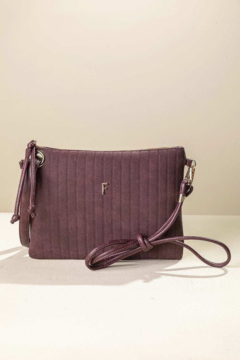 γυναικείο FRAGOLA BAGS τσαντάκι χειρός χιαστί μπορντό υφή σουέντ ψαροκόκαλο χρυσό μονόγραμμα — μπροστά

