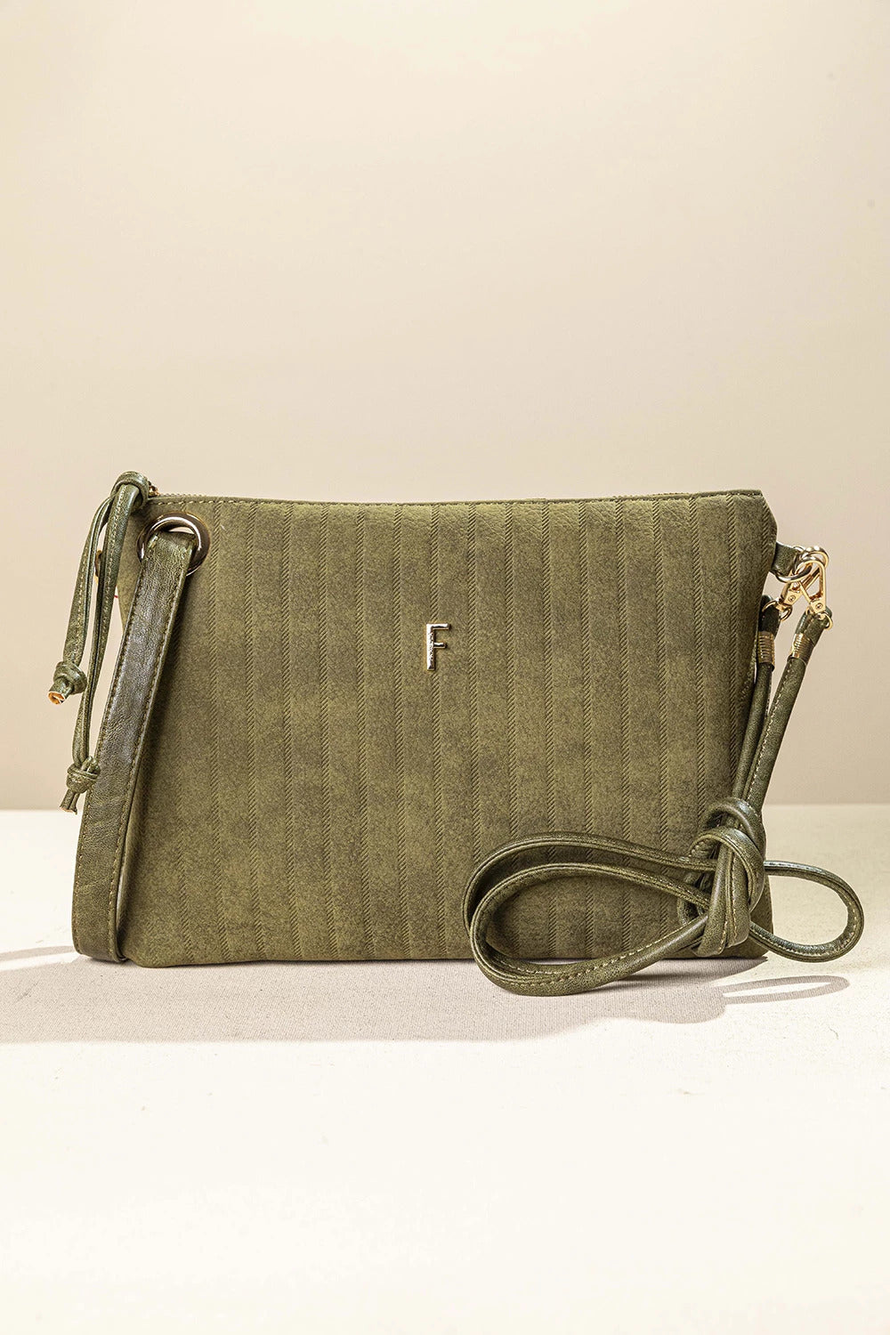γυναικείο FRAGOLA BAGS τσαντάκι χειρός χιαστί λαδί υφή σουέντ ψαροκόκαλο ασημί μονόγραμμα — μπροστά
