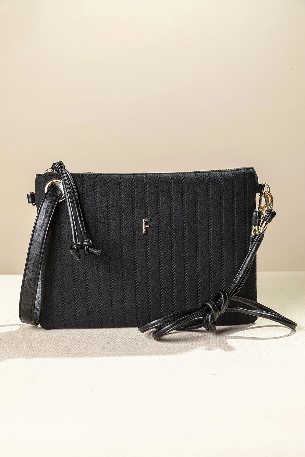 γυναικείο FRAGOLA BAGS τσαντάκι χειρός χιαστί μαύρο υφή σουέντ ψαροκόκαλο χρυσό μονόγραμμα — μπροστά
