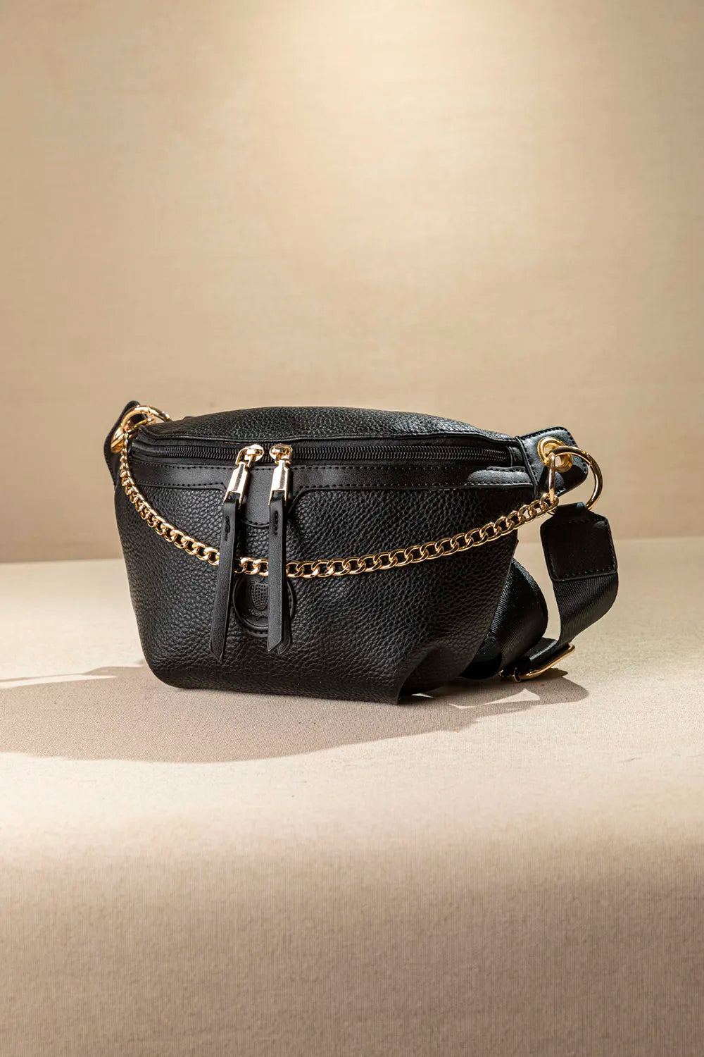 Fragola γυναικεία μαύρη τσάντα μέσης crossbody με χρυσή αλυσίδα - μπροστινή όψη