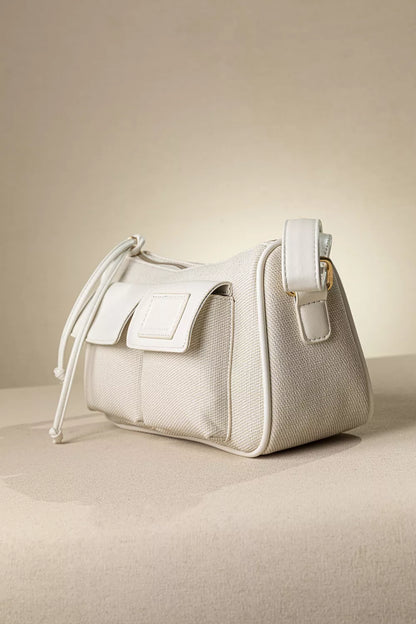 Πλαϊνή όψη του εκρού τσαντακιού FRAGOLA που δείχνει το πάχος, τις εξωτερικές τσέπες και τις αναλογίες