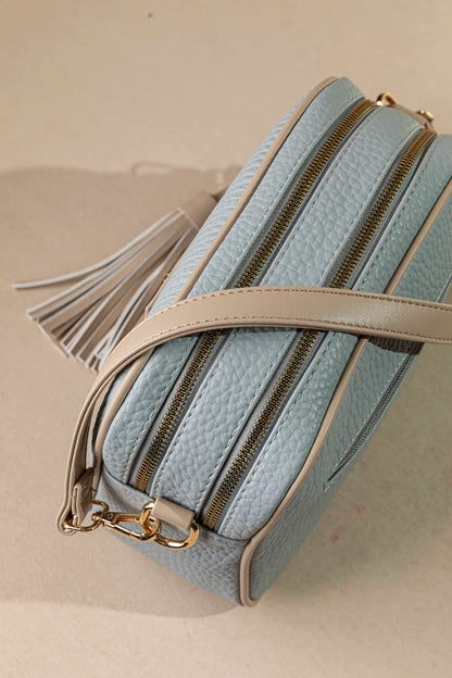 Γυναικεία χιαστί διθέσια τσάντα FRAGOLA σε γαλάζιο χρώμα, λήξη από πάνω που δείχνει τα δύο διαμερίσματα