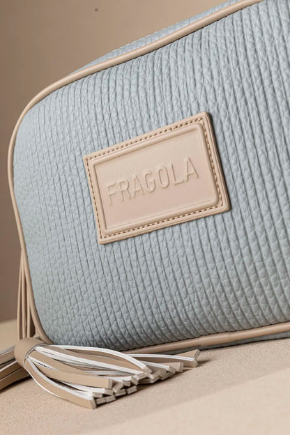 Γυναικεία χιαστί διθέσια τσάντα FRAGOLA σε γαλάζιο χρώμα, κοντινή λήξη που δείχνει το λογότυπο και την υφή του συνθετικού δέρματος
