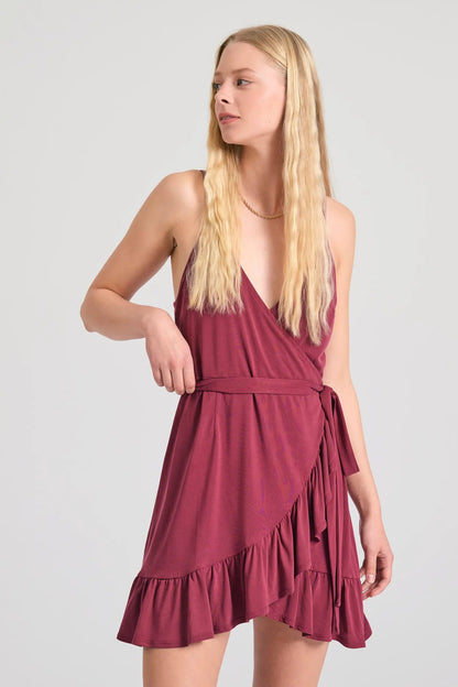 Εντυπωσιακό FUNKY BUDDHA mini κρουαζέ φόρεμα σε earth red με θηλυκό χαμηλό V λαιμό - μπροστινή όψη