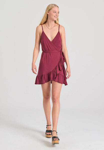 Μοντέλο αναδεικνύει το εντυπωσιακό FUNKY BUDDHA mini κρουαζέ φόρεμα με χαμηλό V λαιμόo