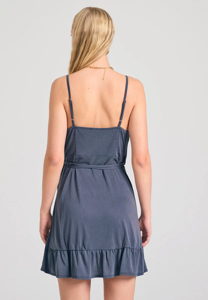 Κομψό γυναικείο mini φόρεμα FUNKY BUDDHA  indigo με παιχνιδιάρικα βολάν και ρυθμιζόμενες τιράντες - πίσω όψη