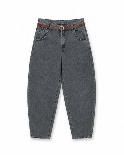 Γυναικείο γκρι πετροπλυμένο baggy τζιν με washed όψη, ψηλή μέση και καφέ δερμάτινη ζώνη, flat lay μπροστά
