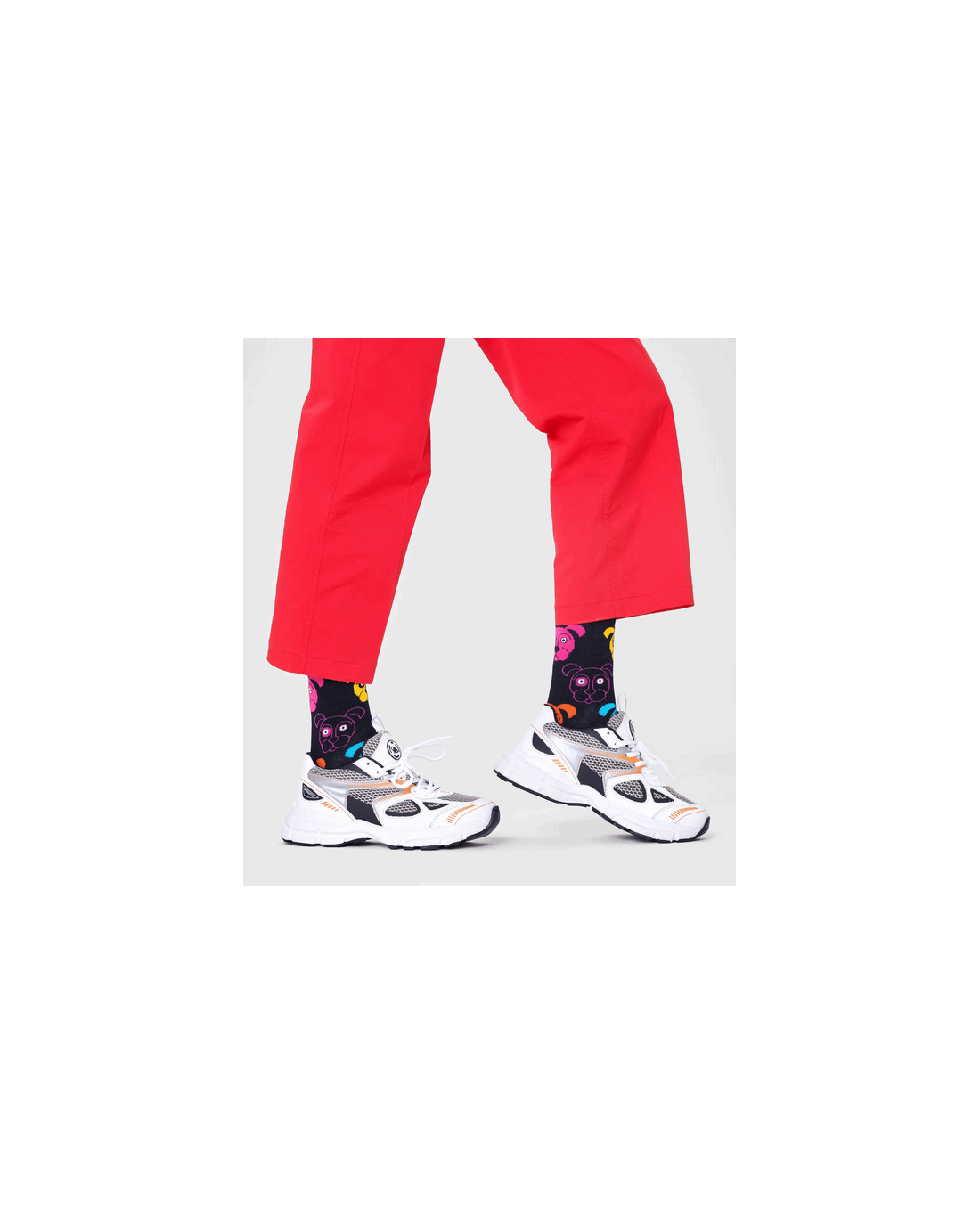 Happy Socks γυναικείες μαύρες κάλτσες Dog με πολύχρωμες μουσούδες σκύλων, φορεμένες, μπροστινή και πλαϊνή όψη.
