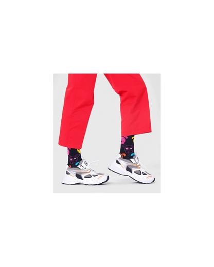 Happy Socks γυναικείες μαύρες κάλτσες Dog με πολύχρωμες μουσούδες σκύλων, φορεμένες, μπροστινή και πλαϊνή όψη.

