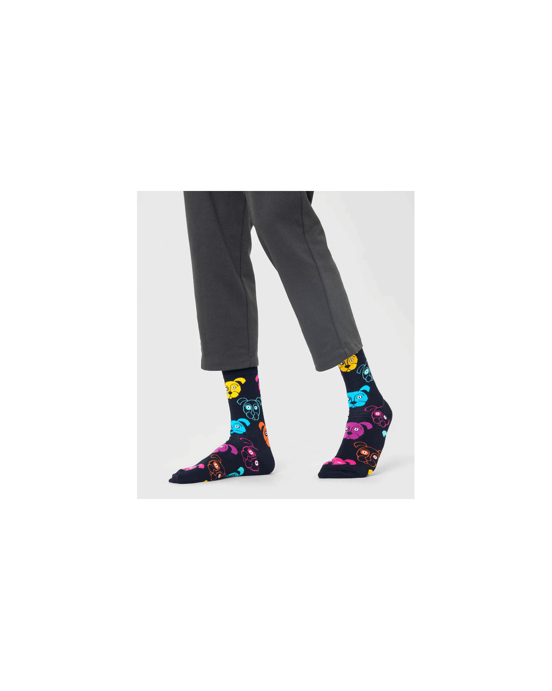 Happy Socks γυναικείες μαύρες κάλτσες Dog με σκυλάκια σε φούξια, κίτρινο, πορτοκαλί και τιρκουάζ, φορεμένες, πλαϊνή όψη.
