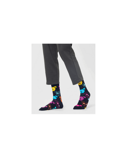 Happy Socks γυναικείες μαύρες κάλτσες Dog με σκυλάκια σε φούξια, κίτρινο, πορτοκαλί και τιρκουάζ, φορεμένες, πλαϊνή όψη.
