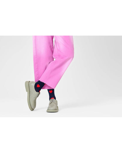 Happy Socks γυναικείες κάλτσες Heart με κόκκινες καρδιές, φορεμένες, μπροστινή όψη.
