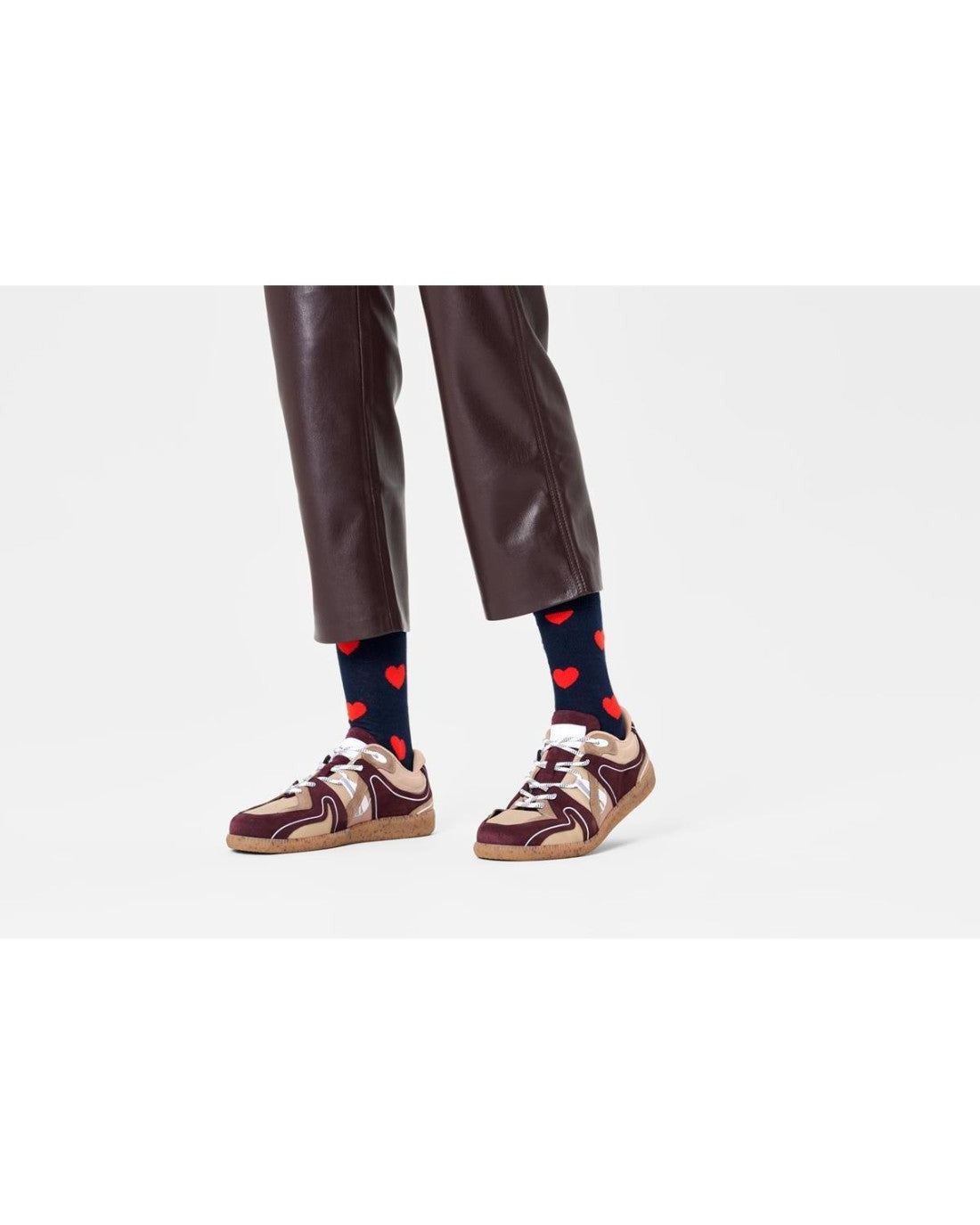 Happy Socks γυναικείες κάλτσες Heart με κόκκινες καρδιές, φορεμένες, πλαϊνή όψη με ανασηκωμένη φτέρνα.
