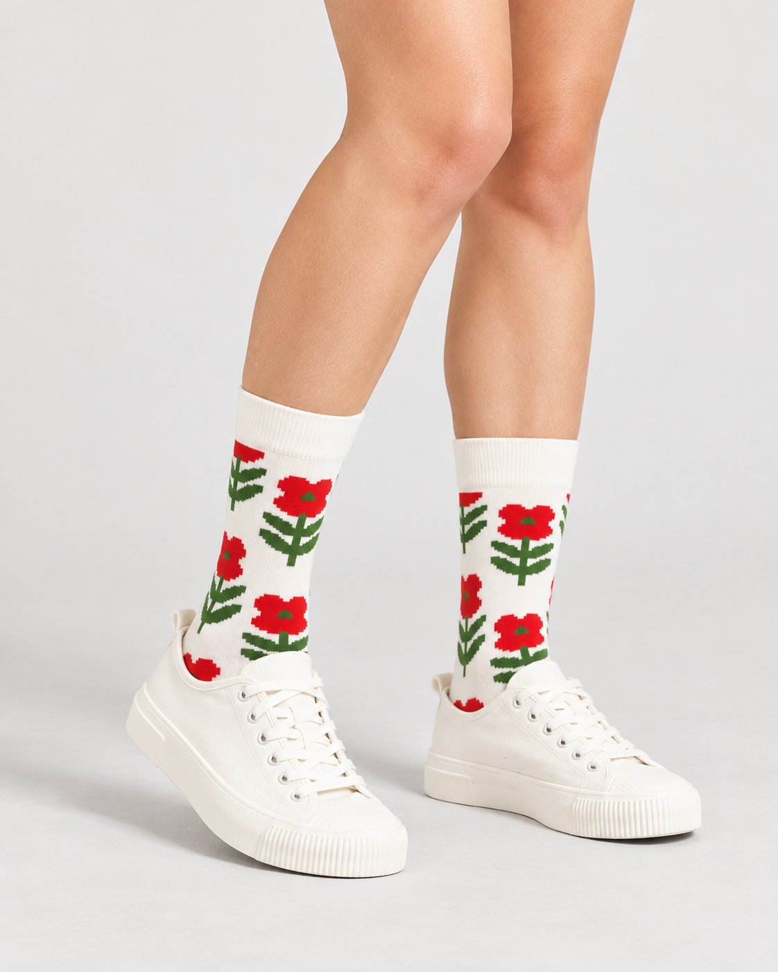 Happy Socks γυναικείες κρεμ κάλτσες Pixel Flower με κόκκινα λουλούδια και πράσινα φύλλα σε σχέδιο pixel, φορεμένες.
