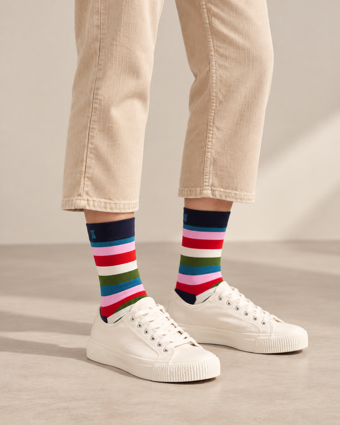 Happy Socks γυναικείες κάλτσες Stripe με πολύχρωμες οριζόντιες ρίγες και σκούρο μπλε τελείωμα, φορεμένες.
