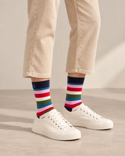 Happy Socks γυναικείες κάλτσες Stripe με πολύχρωμες οριζόντιες ρίγες και σκούρο μπλε τελείωμα, φορεμένες.
