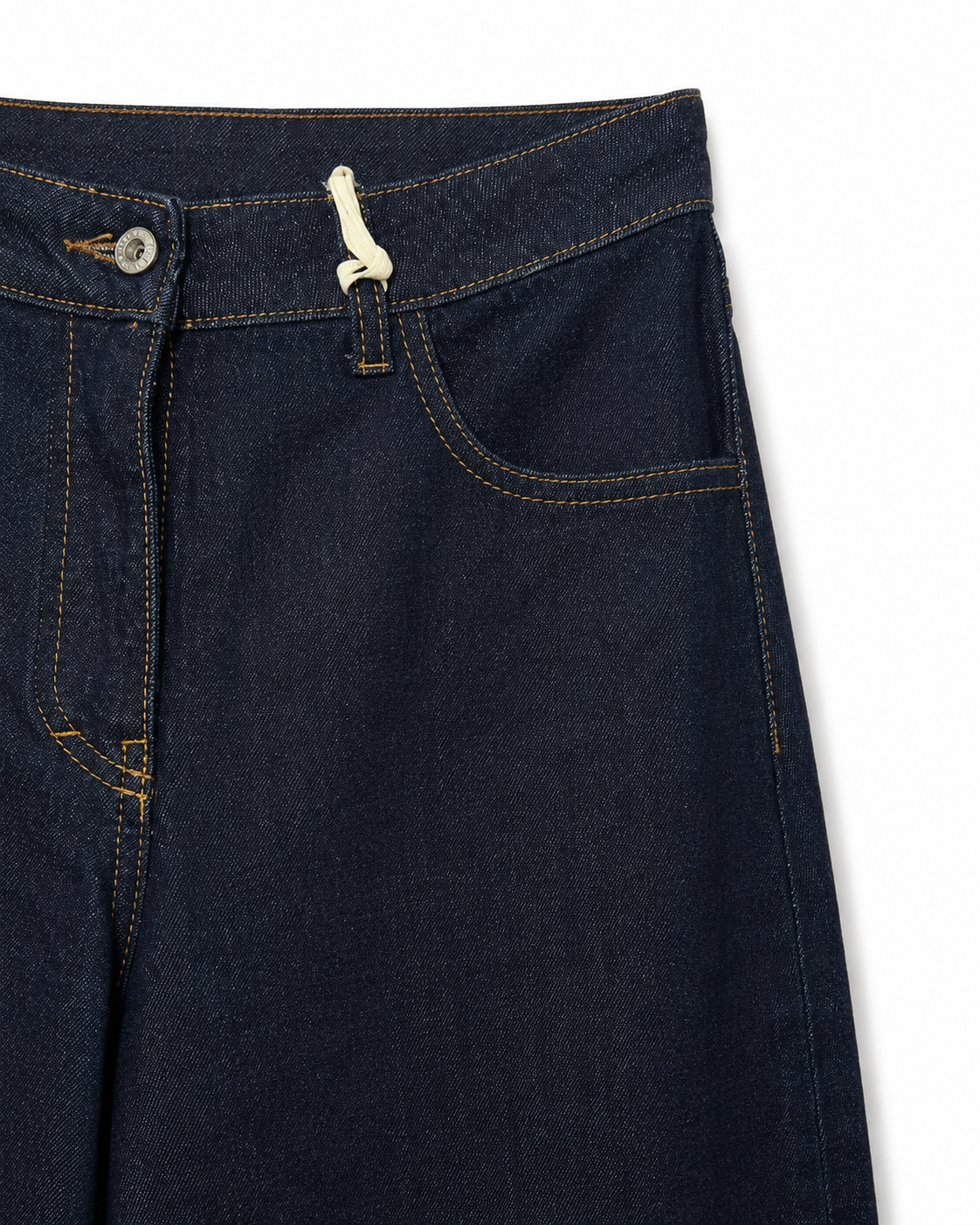 Λεπτομέρεια μέσης και τσέπης γυναικείου jeans Barrel Fit σε σκούρο denim με χρυσές ραφές
