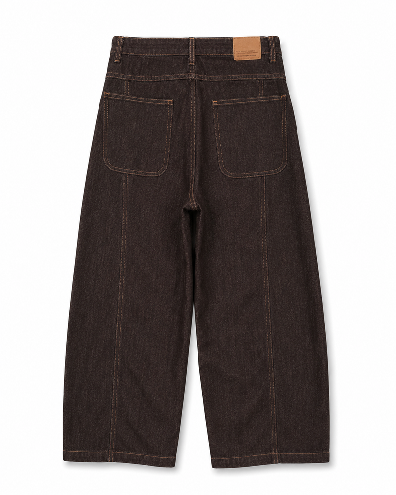 Γυναικείο καφέ baggy jeans με ψηλή μέση, μεγάλες πίσω τσέπες και δερμάτινη ετικέτα, flat lay πίσω

