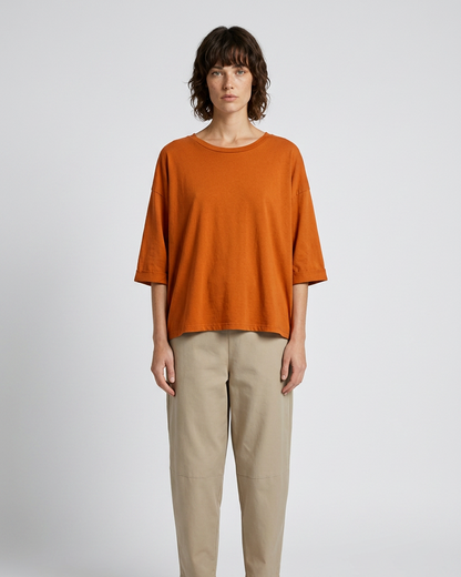 Γυναικεία κεραμιδί oversized μπλούζα με στρογγυλή λαιμόκοψη και φαρδιά μανίκια, flat lay
