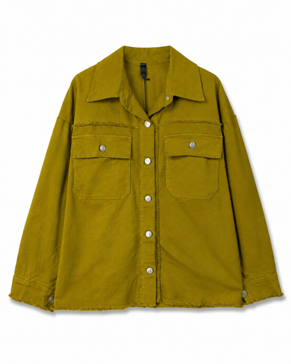 Γυναικείο λαδί jacket πουκάμισο με δύο τσέπες, κλείσιμο με κουμπιά και ξέφτια στο τελείωμα, flat lay μπροστά
