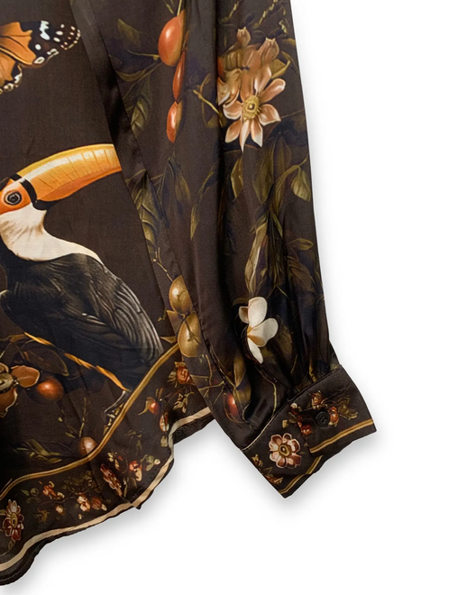 Λεπτομέρεια tropical print με τουκάν και λουλούδια σε γυναικείο πουκάμισο καφέ βάση
