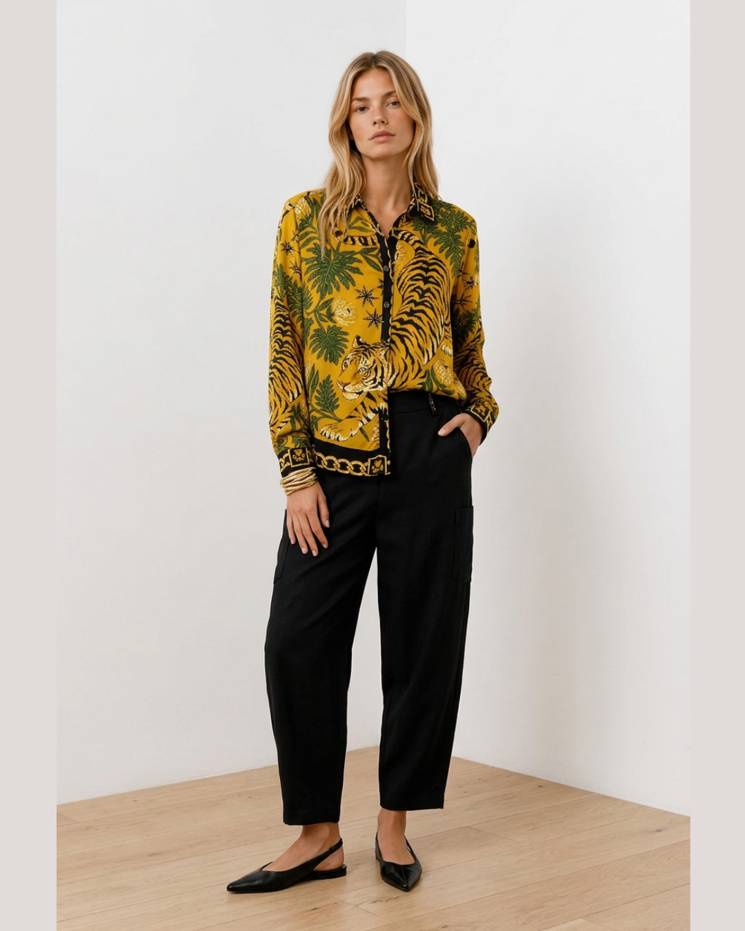 Γυναικείο μακρύ πουκάμισο animal print μουσταρδί, ολόσωμη εμφάνιση
