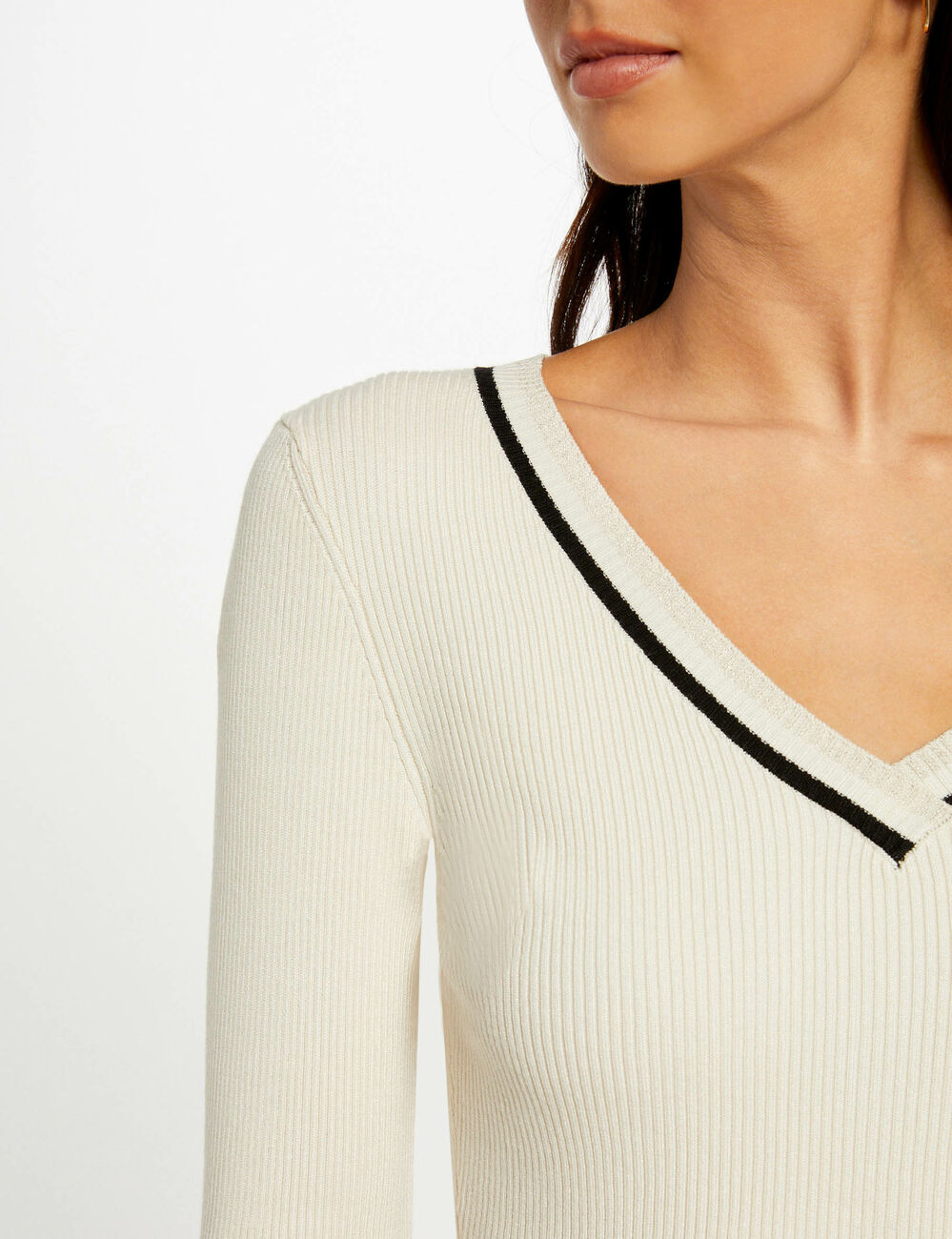 Λεπτομέρεια V-neck λαιμόκοψης με αντίθετη ρίγα