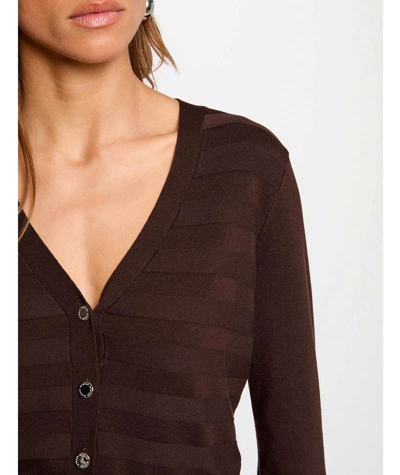 Λεπτομέρεια V-neck λαιμόκοψης, πλέξης και κουμπώματος μπροστά