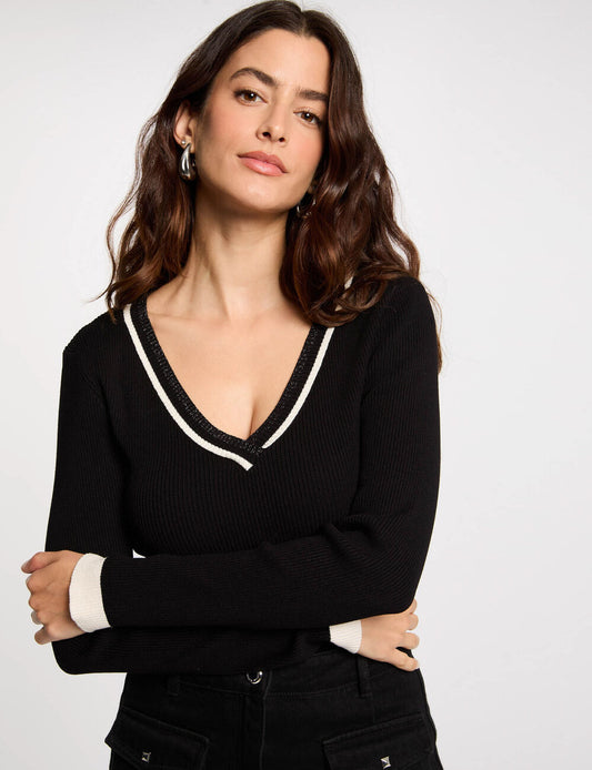 Μπροστινή όψη εφαρμοστού πουλόβερ με V-neck