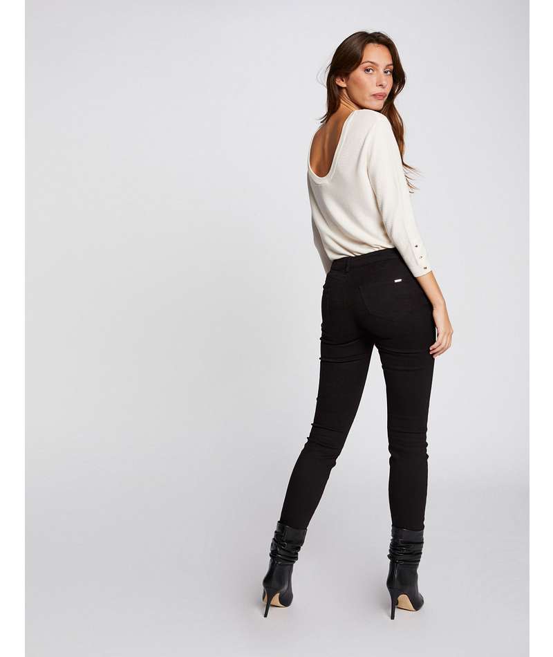 Πίσω όψη γυναικείου skinny παντελονιού με τσέπες