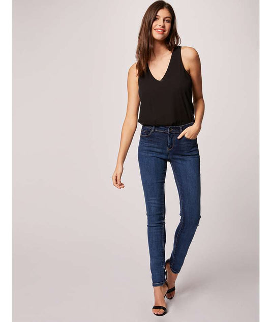 Ολόσωμη εμφάνιση με γυναικείο slim jeans Morgan