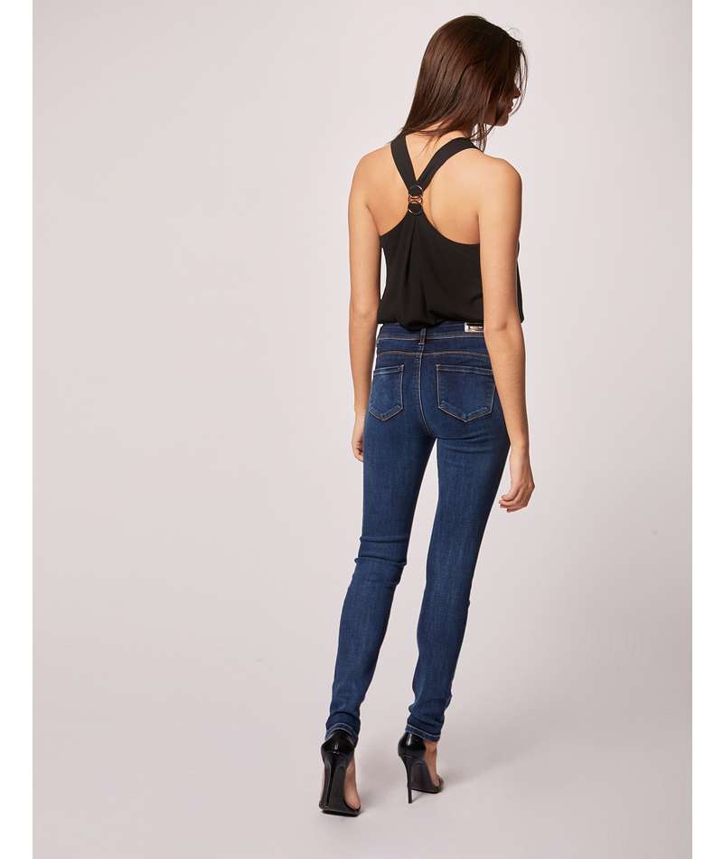 Πίσω όψη γυναικείου slim jeans με patch τσέπες
